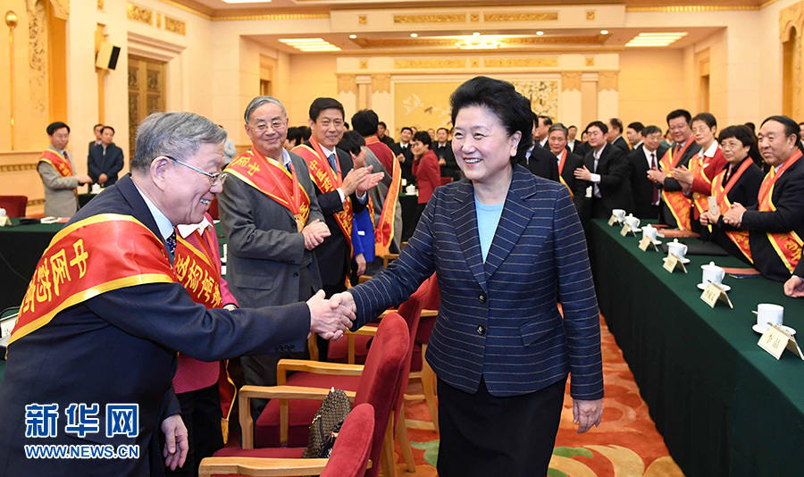 12月29日，中共中央政治局委員、國務(wù)院副總理劉延?xùn)|在北京與中醫(yī)藥高等學(xué)校教學(xué)名師座談。這是座談會(huì)前，劉延?xùn)|與獲得表彰的教師握手。新華社記者 張鐸 攝