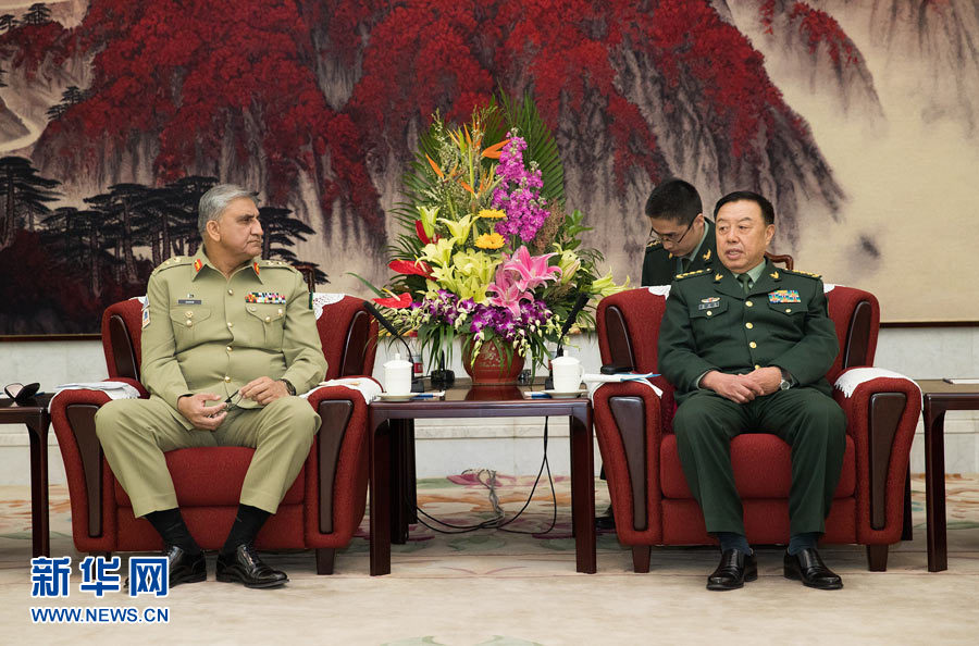  3月16日，中央軍委副主席范長(zhǎng)龍會(huì)見來(lái)訪的巴基斯坦陸軍參謀長(zhǎng)巴杰瓦。   新華社記者琚振華攝