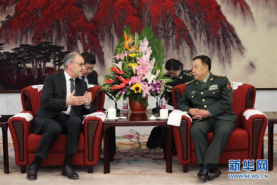 3月31日，中央軍委副主席范長(zhǎng)龍?jiān)诒本?huì)見(jiàn)來(lái)訪的瑞士國(guó)防、民防和體育部長(zhǎng)帕莫蘭。 新華社記者 劉芳 攝
