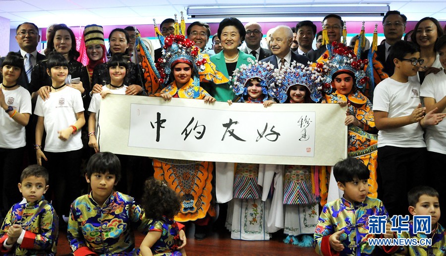 4月20日，在約旦首都安曼，中國國務(wù)院副總理劉延?xùn)|（中）考察TAG孔子學(xué)院。 新華社記者林曉蔚攝