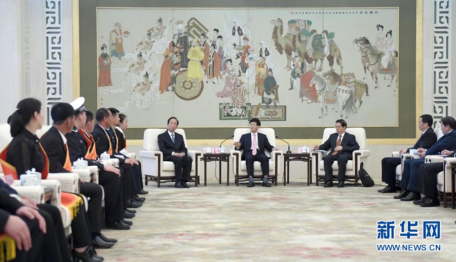 4月24日，第十三屆全國(guó)見(jiàn)義勇為英雄模范表彰大會(huì)在北京人民大會(huì)堂召開(kāi)。會(huì)前，中共中央政治局委員、中央政法委書記孟建柱與見(jiàn)義勇為英雄模范及家屬代表座談。國(guó)務(wù)委員、公安部部長(zhǎng)郭聲琨出席座談會(huì)并在表彰大會(huì)上講話。新華社記者 張鐸 攝