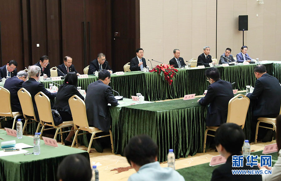 5月8日至10日，中共中央政治局常委、全國人大常委會委員長張德江視察澳門特別行政區(qū)。這是5月10日，張德江與教育工作者和學(xué)生代表座談。新華社記者 龐興雷 攝