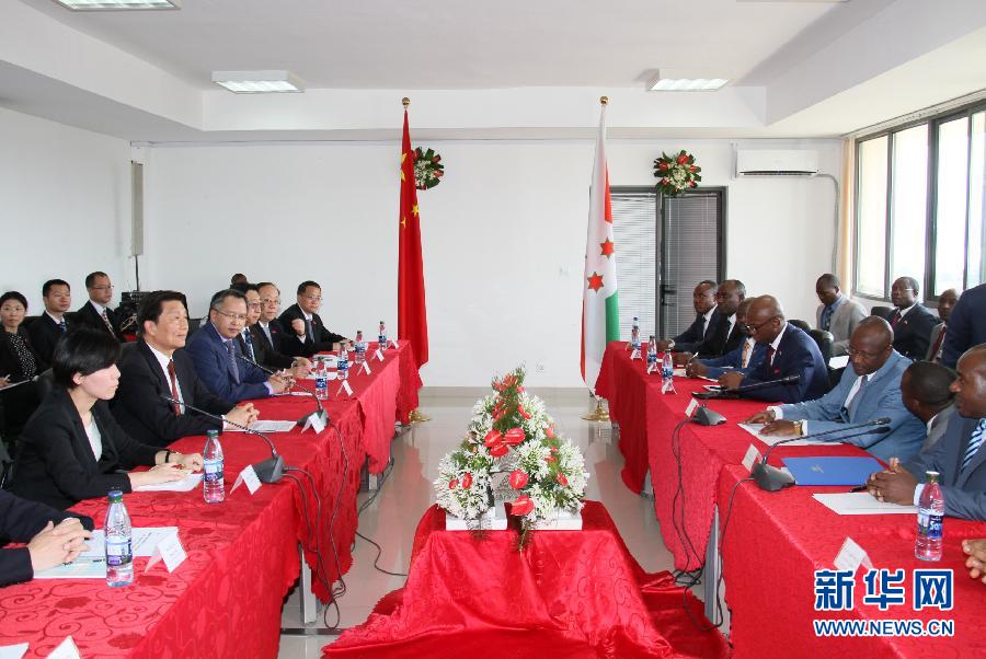 5月11日，中國國家副主席李源潮在布瓊布拉與布隆迪第一副總統(tǒng)辛迪姆沃和第二副總統(tǒng)布托雷舉行會談。 新華社記者呂天然攝 