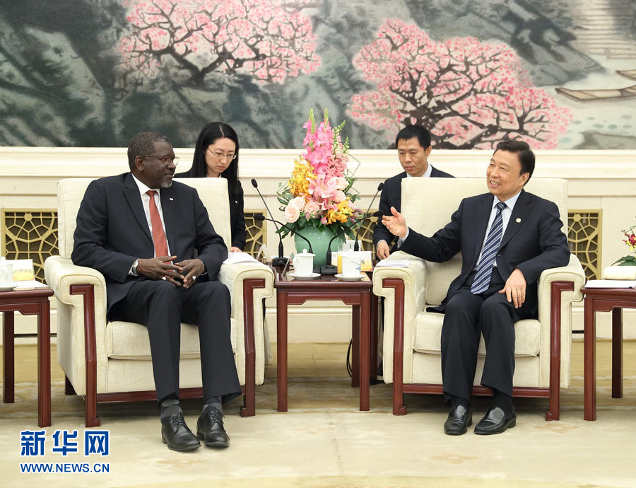 5月15日，國家副主席、中國紅十字會名譽會長李源潮在北京會見來華出席“一帶一路”國際合作高峰論壇的紅十字會與紅新月會國際聯(lián)合會秘書長阿西。新華社記者 王曄 攝