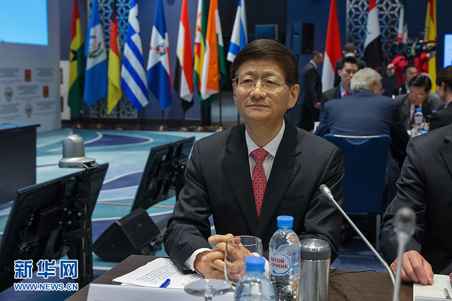 5月24日，在俄羅斯扎維多沃，中共中央政治局委員、中央政法委書記孟建柱出席國(guó)際安全事務(wù)高級(jí)代表會(huì)議。 5月24日，中共中央政治局委員、中央政法委書記孟建柱在俄羅斯出席國(guó)際安全事務(wù)高級(jí)代表會(huì)議，就加強(qiáng)國(guó)際執(zhí)法安全合作、防范打擊恐怖主義作主旨發(fā)言。來(lái)自95個(gè)國(guó)家和國(guó)際組織的代表參加會(huì)議。新華社記者白雪騏攝