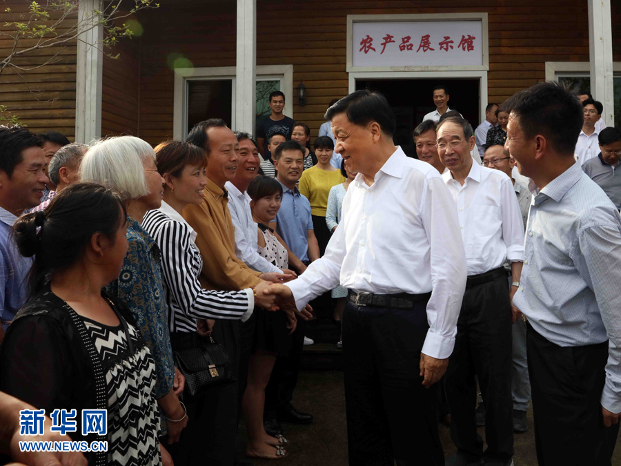 6月8日至10日，中共中央政治局常委、中央書記處書記劉云山在福建調(diào)研。這是6月9日，劉云山在周寧縣上洋村與村民親切交談。新華社記者 劉衛(wèi)兵 攝