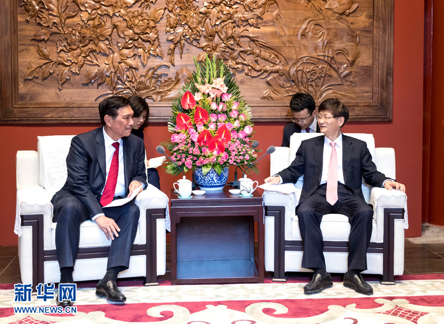 6月15日，中共中央政治局委員、中央政法委書記孟建柱在北京會見印尼總統(tǒng)特使、海洋統(tǒng)籌部長盧胡特。   新華社記者 丁海濤攝