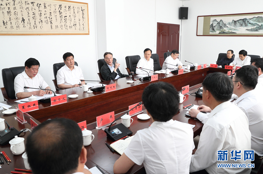 6月20日至22日，中共中央政治局常委、中央紀(jì)委書(shū)記王岐山在貴州省檢查紀(jì)檢監(jiān)察工作。這是6月21日，王岐山在修文縣委紀(jì)委座談會(huì)上講話。新華社記者 王曄 攝