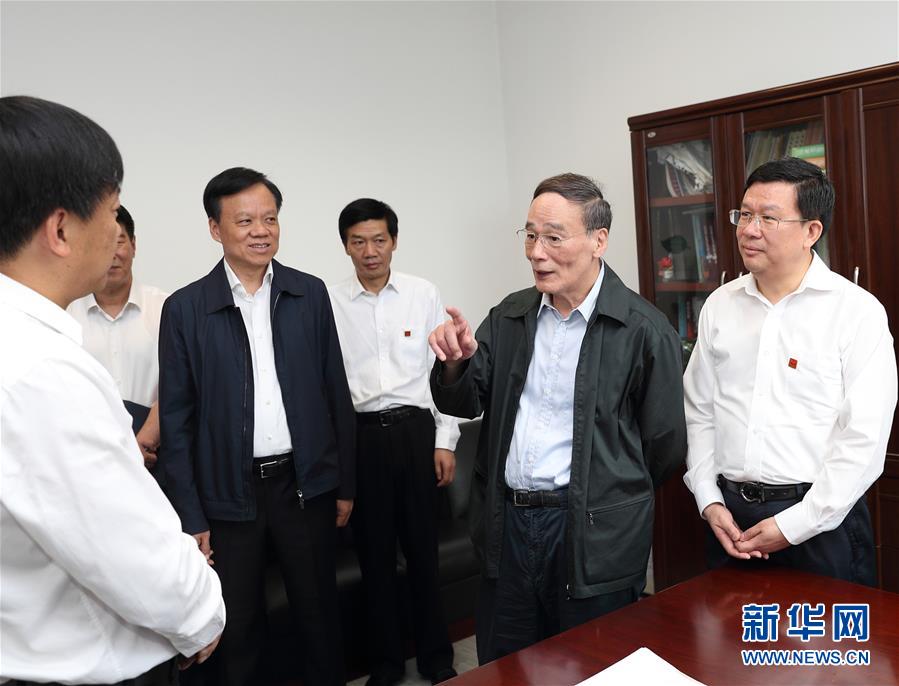 6月20日至22日，中共中央政治局常委、中央紀(jì)委書(shū)記王岐山在貴州省檢查紀(jì)檢監(jiān)察工作。這是6月21日，王岐山在省紀(jì)委與紀(jì)檢監(jiān)察干部親切交流。新華社記者 王曄 攝
