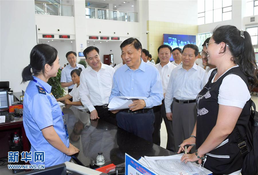 6月22日至24日，中共中央政治局常委、中央書記處書記劉云山在遼寧調(diào)研。這是6月22日，劉云山在中國(guó)（遼寧）自貿(mào)試驗(yàn)區(qū)營(yíng)口片區(qū)與干部群眾深入交流。新華社記者 張鐸 攝