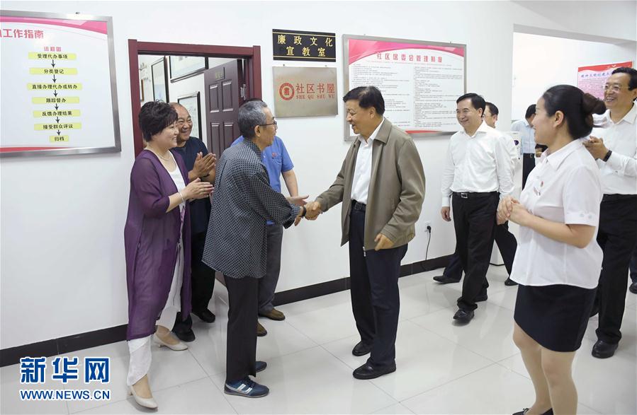 6月22日至24日，中共中央政治局常委、中央書記處書記劉云山在遼寧調(diào)研。這是6月23日，劉云山在錦州市西街社區(qū)與干部群眾深入交流。新華社記者 張鐸 攝
