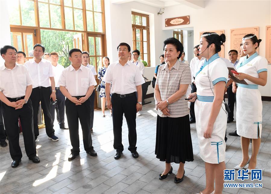6月25日，全國民族團結(jié)進步創(chuàng)建經(jīng)驗交流現(xiàn)場會在內(nèi)蒙古興安盟召開，中共中央政治局委員、國務(wù)院副總理劉延?xùn)|出席會議并講話。在內(nèi)蒙古期間，劉延?xùn)|考察內(nèi)蒙古人民代表會議舊址即“五一會址”，深入社區(qū)看望各族干部群眾。這是劉延?xùn)|考察“五一會址”。新華社記者 陳曄華 攝