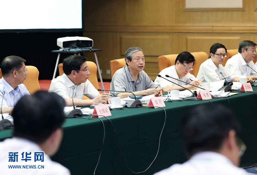 近日，中共中央政治局委員、國(guó)務(wù)院副總理馬凱在北京調(diào)研新能源汽車(chē)產(chǎn)業(yè)發(fā)展。這是7月4日，馬凱在北京深入新能源汽車(chē)充換電設(shè)施、充電服務(wù)平臺(tái)、分時(shí)租賃等單位調(diào)研，并主持召開(kāi)推廣應(yīng)用座談會(huì)。新華社記者 龐興雷 攝