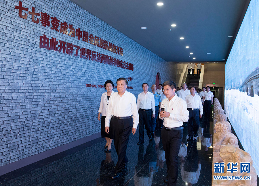 7月7日，紀(jì)念全民族抗戰(zhàn)爆發(fā)80周年儀式在中國(guó)人民抗日戰(zhàn)爭(zhēng)紀(jì)念館舉行。中共中央政治局常委、中央書(shū)記處書(shū)記劉云山出席儀式并講話。這是儀式后，劉云山參觀《全民抗戰(zhàn)偉大壯舉——紀(jì)念全民族抗戰(zhàn)爆發(fā)80周年專題展覽》。 新華社記者丁林?jǐn)z