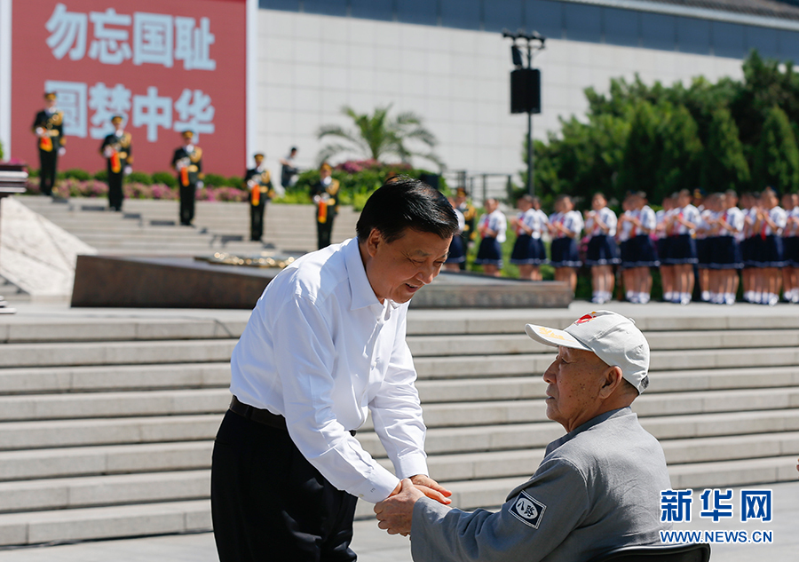 7月7日，紀(jì)念全民族抗戰(zhàn)爆發(fā)80周年儀式在中國(guó)人民抗日戰(zhàn)爭(zhēng)紀(jì)念館舉行。中共中央政治局常委、中央書(shū)記處書(shū)記劉云山出席儀式并講話。這是儀式開(kāi)始前，劉云山與老八路代表握手。新華社記者崔新鈺攝