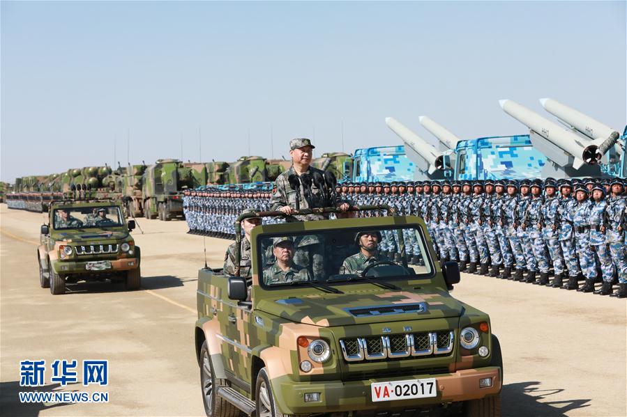 7月30日上午，慶祝中國人民解放軍建軍90周年閱兵在朱日和聯合訓練基地隆重舉行。中共中央總書記、國家主席、中央軍委主席習近平檢閱部隊并發(fā)表重要講話。這是習近平乘車檢閱部隊。新華社記者 李剛 攝