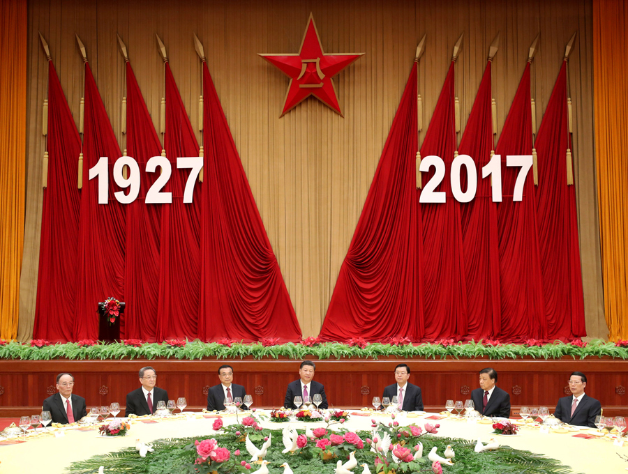 7月31日，中華人民共和國國防部在北京人民大會堂舉行盛大招待會，熱烈慶祝中國人民解放軍建軍90周年。中共中央總書記、國家主席、中央軍委主席習(xí)近平和李克強、張德江、俞正聲、劉云山、王岐山、張高麗等黨和國家領(lǐng)導(dǎo)人出席招待會。新華社記者 鞠鵬 攝