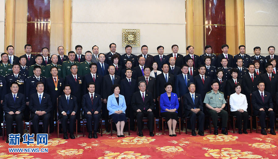 8月7日，中共中央政治局常委、全國(guó)政協(xié)主席、中央代表團(tuán)團(tuán)長(zhǎng)俞正聲率代表團(tuán)部分成員分別赴內(nèi)蒙古軍區(qū)、武警內(nèi)蒙古總隊(duì)、武警內(nèi)蒙古森林總隊(duì)慰問(wèn)，并會(huì)見(jiàn)自治區(qū)政法干警代表。這是俞正聲會(huì)見(jiàn)自治區(qū)政法干警代表并合影。新華社記者 張領(lǐng) 攝