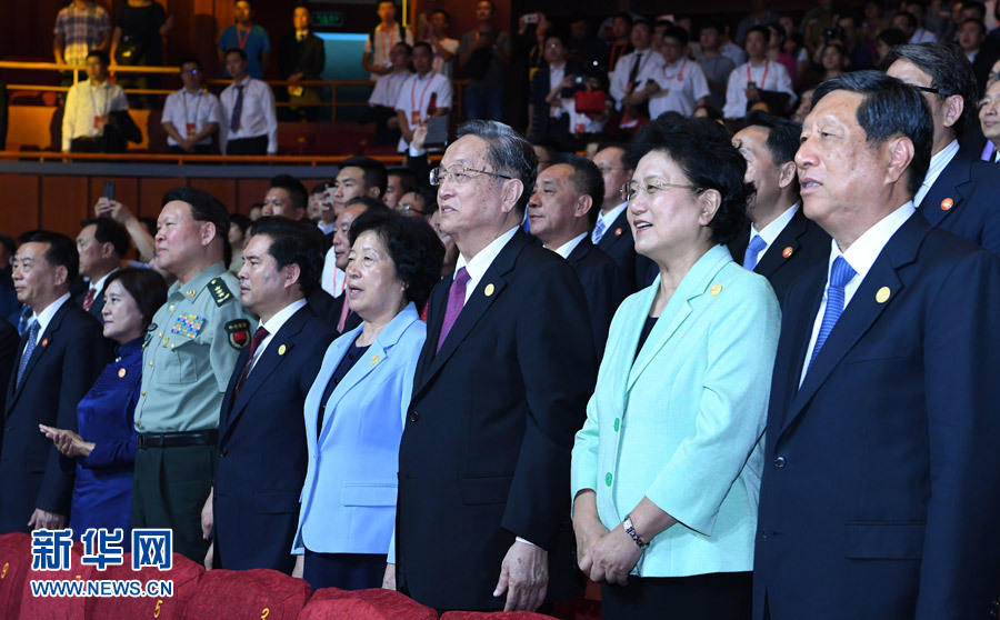 8月7日，慶祝內(nèi)蒙古自治區(qū)成立70周年文藝晚會(huì)《贊歌》在內(nèi)蒙古烏蘭恰特大劇院舉行。中共中央政治局常委、全國(guó)政協(xié)主席、中央代表團(tuán)團(tuán)長(zhǎng)俞正聲和各族各界干部群眾等共約1300人觀看演出。新華社記者 張領(lǐng) 攝