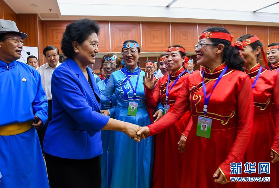 8月9日，中共中央政治局委員、國務(wù)院副總理、中央代表團(tuán)副團(tuán)長劉延?xùn)|率中央代表團(tuán)二分團(tuán)到赤峰看望慰問各族干部群眾。這是劉延?xùn)|在赤峰市群眾藝術(shù)館和群眾親切交談。新華社記者 連振 攝