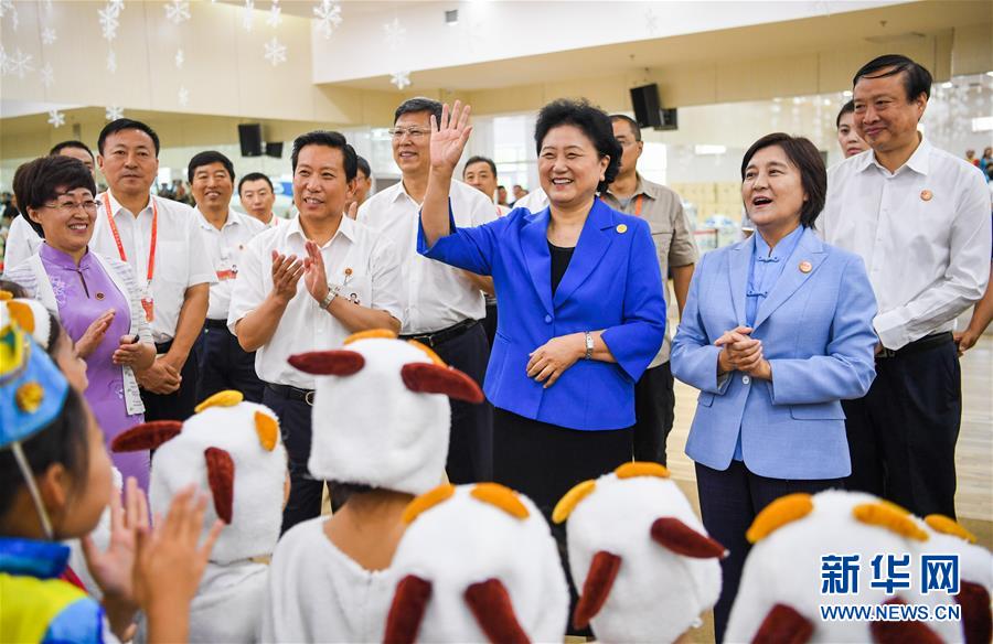8月9日，中共中央政治局委員、國務(wù)院副總理、中央代表團(tuán)副團(tuán)長劉延?xùn)|率中央代表團(tuán)二分團(tuán)到赤峰看望慰問各族干部群眾。這是劉延?xùn)|在赤峰市青少年宮與青少年熱烈互動。新華社記者 連振 攝