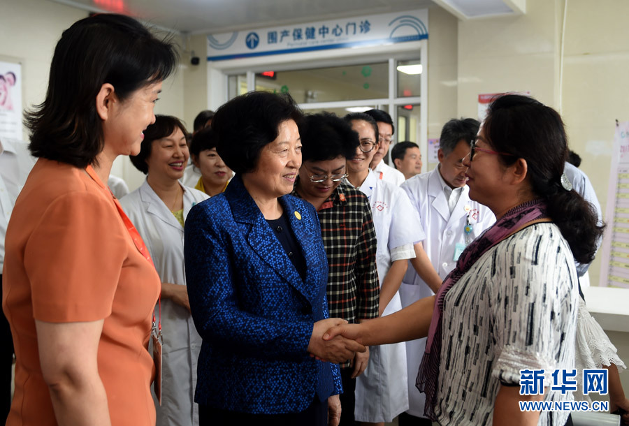 8月9日，中共中央政治局委員、中央統(tǒng)戰(zhàn)部部長、中央代表團副團長孫春蘭率中央代表團三分團，先后赴內(nèi)蒙古自治區(qū)烏海市、阿拉善盟看望各族干部群眾。這是孫春蘭在烏海市婦兒醫(yī)療預(yù)防保健中心同患者親切交談。新華社記者 任軍川 攝