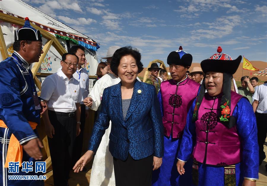 8月10日，中共中央政治局委員、中央統(tǒng)戰(zhàn)部部長(zhǎng)、中央代表團(tuán)副團(tuán)長(zhǎng)孫春蘭率中央代表團(tuán)三分團(tuán)繼續(xù)在內(nèi)蒙古自治區(qū)阿拉善盟看望慰問，把以習(xí)近平同志為核心的黨中央的親切關(guān)懷和全國(guó)各族人民的美好祝福帶給阿拉善各族各界干部群眾。這是孫春蘭在牧民張輝生（右二）家了解生產(chǎn)生活情況。新華社記者 任軍川 攝