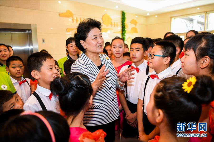 8月10日，中共中央政治局委員、國務(wù)院副總理、中央代表團(tuán)副團(tuán)長劉延?xùn)|率中央代表團(tuán)二分團(tuán)來到呼倫貝爾，把以習(xí)近平同志為核心的黨中央的親切關(guān)懷和全國人民的美好祝福帶給當(dāng)?shù)馗髯甯刹咳罕?。這是劉延?xùn)|在呼倫貝爾市兒童福利院與孩子們在一起。新華社記者 連振 攝
