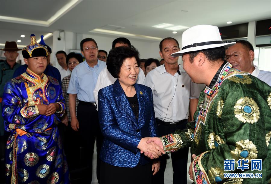 8月11日，帶著以習(xí)近平同志為核心的黨中央的親切關(guān)懷和全國各族人民的美好祝福，中共中央政治局委員、中央統(tǒng)戰(zhàn)部部長、中央代表團副團長孫春蘭率中央代表團三分團在錫林郭勒盟看望各族干部群眾，共同慶祝內(nèi)蒙古自治區(qū)成立70周年。這是孫春蘭在非公企業(yè)大莊園生態(tài)牛羊肉產(chǎn)業(yè)示范園同前來售羊的牧民親切交談。新華社記者 任軍川 攝