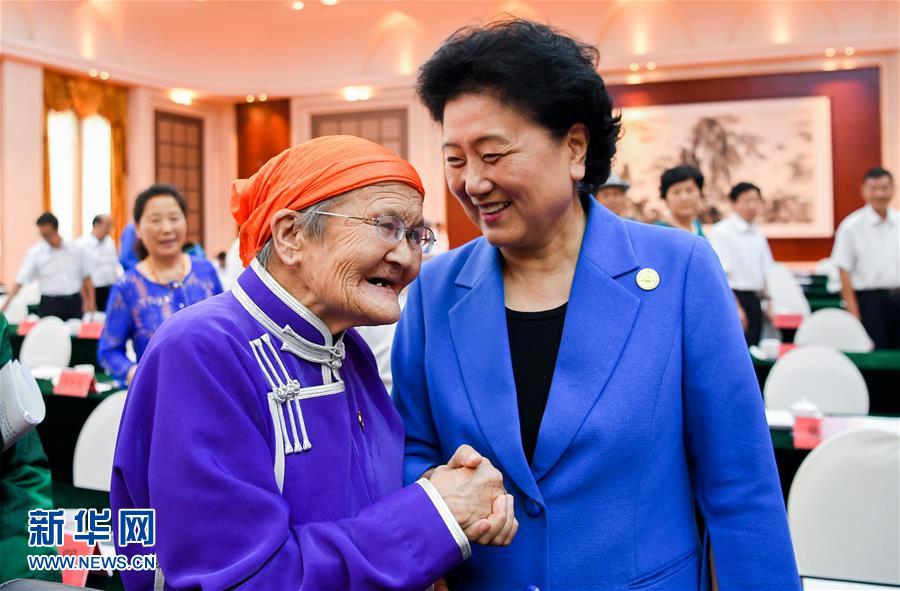 8月11日，中共中央政治局委員、國務(wù)院副總理、中央代表團(tuán)副團(tuán)長劉延?xùn)|率中央代表團(tuán)二分團(tuán)，看望慰問烏蘭察布各族干部群眾，轉(zhuǎn)達(dá)以習(xí)近平同志為核心的黨中央的親切關(guān)懷和全國人民的美好祝愿。這是劉延?xùn)|在出席烏蘭察布市慶祝內(nèi)蒙古自治區(qū)成立70周年座談會后，與“草原母親”都貴瑪親切交談。新華社記者 連振 攝