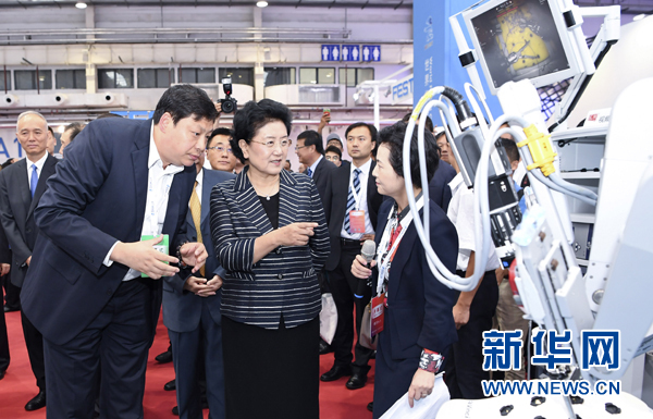 8月23日，2017世界機器人大會開幕式在北京舉行，中共中央政治局委員、國務院副總理劉延東出席并講話。這是開幕式后，劉延東參觀機器人應用展覽。新華社記者 張領 攝