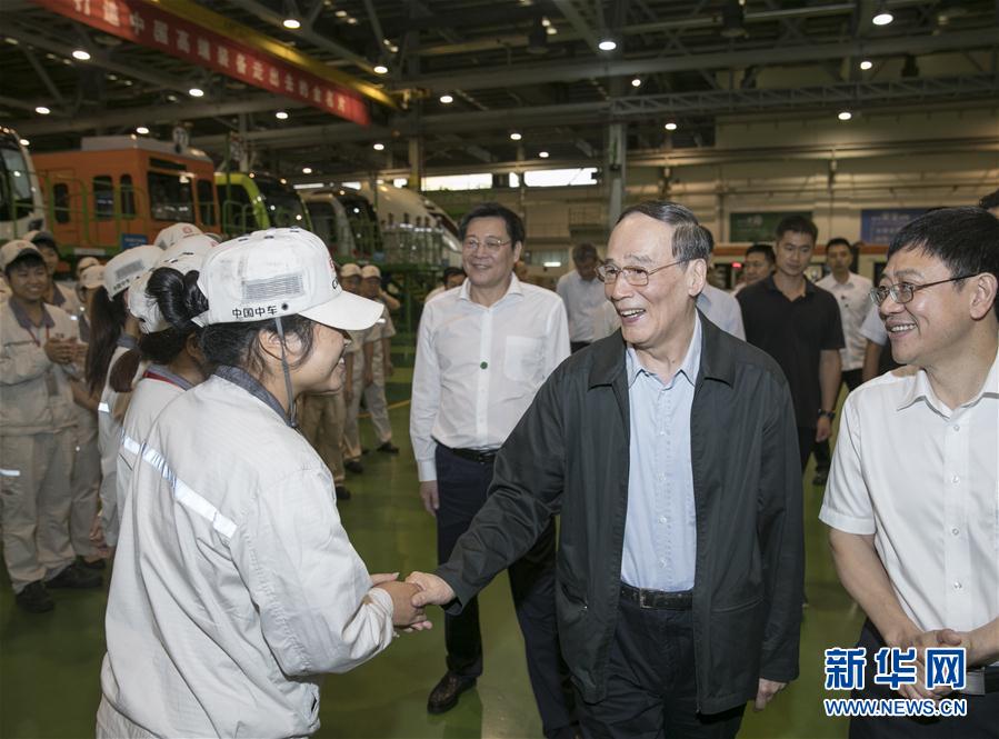 9月3日至5日，中共中央政治局常委、中央紀(jì)委書記、中央巡視工作領(lǐng)導(dǎo)小組組長(zhǎng)王岐山在湖南省調(diào)研并主持召開巡察工作座談會(huì)。這是9月4日，王岐山到中國(guó)中車株洲電力機(jī)車有限公司考察。新華社記者 王曄 攝
