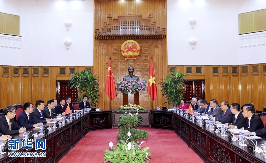 應(yīng)越南共產(chǎn)黨邀請，中共中央政治局常委、中央書記處書記劉云山9月18日至19日對越南進(jìn)行正式訪問。這是9月19日，劉云山在河內(nèi)會見越南總理阮春福。 新華社記者 丁林 攝