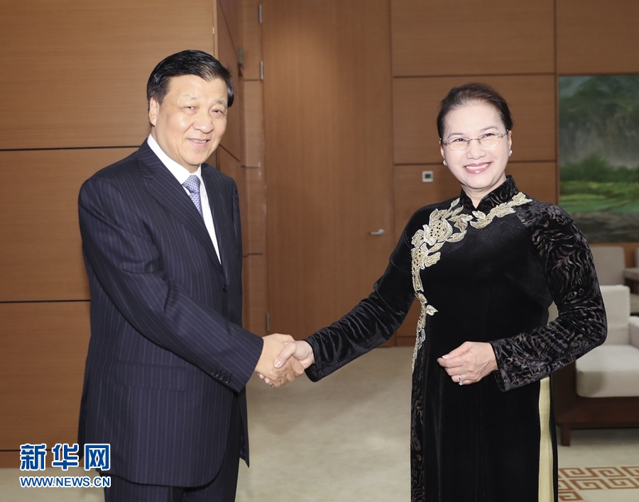 應(yīng)越南共產(chǎn)黨邀請，中共中央政治局常委、中央書記處書記劉云山9月18日至19日對越南進(jìn)行正式訪問。這是9月19日，劉云山在河內(nèi)會見越南國會主席阮氏金銀。 新華社記者 丁林 攝