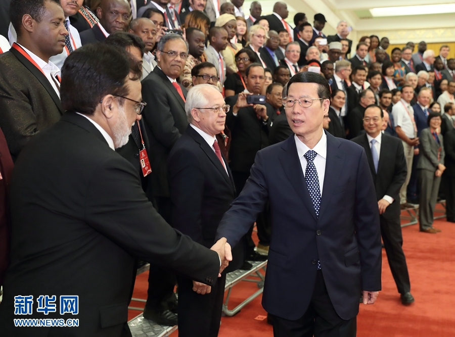 9月21日，中共中央政治局常委、國(guó)務(wù)院副總理張高麗在北京人民大會(huì)堂會(huì)見(jiàn)來(lái)華參加2017“一帶一路”媒體合作論壇的外方代表并回答大家關(guān)心的問(wèn)題。新華社記者王曄攝 