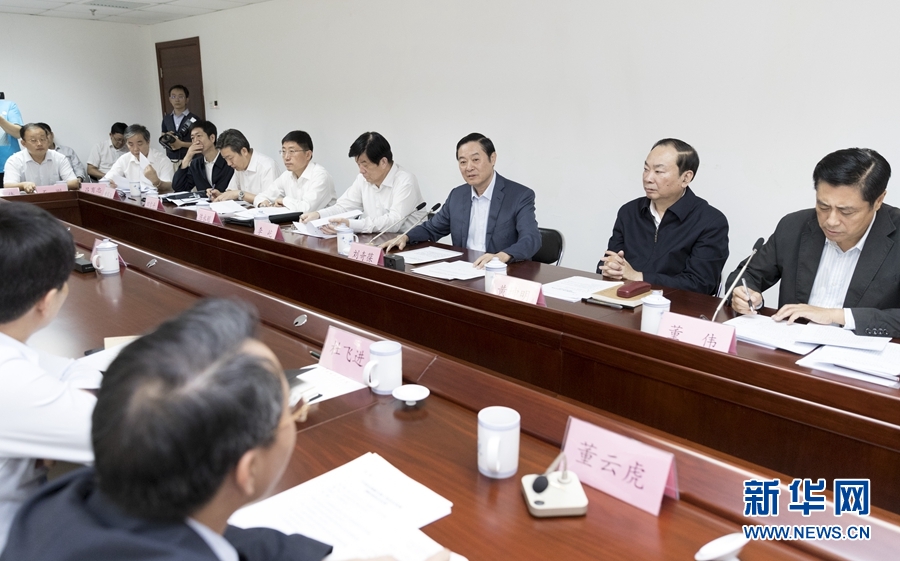 9月22日，中共中央政治局委員、中央書記處書記、中宣部部長(zhǎng)劉奇葆在北京調(diào)研京劇像音像工程情況。這是劉奇葆與有關(guān)方面負(fù)責(zé)同志座談交流。新華社記者 丁海濤 攝