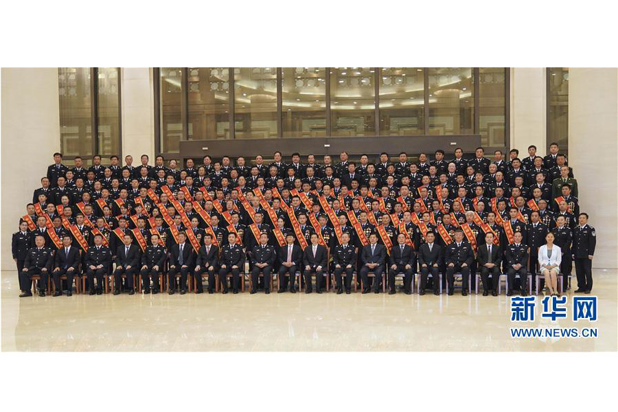 9月22日，“熱血鑄劍·丹心衛(wèi)民”全國公安百佳刑警推選活動揭曉儀式在北京舉行。中共中央政治局委員、中央政法委書記孟建柱會見當選民警并觀看揭曉儀式。國務委員、公安部部長郭聲琨參加會見并觀看揭曉儀式。新華社記者 殷剛 攝