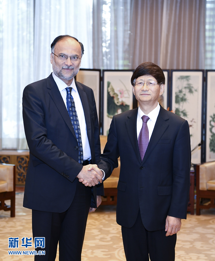 9月26日，中共中央政治局委員、中央政法委書(shū)記孟建柱在北京會(huì)見(jiàn)來(lái)華出席國(guó)際刑警組織第86屆全體大會(huì)的巴基斯坦內(nèi)政部長(zhǎng)伊克巴爾。新華社記者 張領(lǐng) 攝