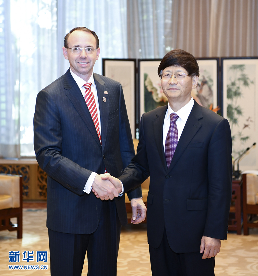 9月26日，中共中央政治局委員、中央政法委書(shū)記孟建柱在北京會(huì)見(jiàn)來(lái)華出席國(guó)際刑警組織第86屆全體大會(huì)的美國(guó)司法部常務(wù)副部長(zhǎng)羅森斯坦。新華社記者 張領(lǐng) 攝