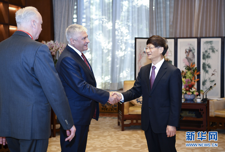 9月26日，中共中央政治局委員、中央政法委書(shū)記孟建柱在北京會(huì)見(jiàn)來(lái)華出席國(guó)際刑警組織第86屆全體大會(huì)的俄羅斯內(nèi)務(wù)部長(zhǎng)科洛科利采夫（左二）和俄聯(lián)邦調(diào)查委員會(huì)主席巴斯特雷金（左一）。新華社記者 張領(lǐng) 攝 