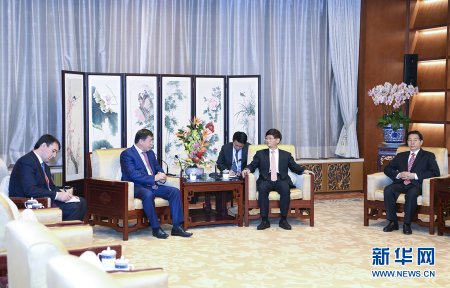 9月26日，中共中央政治局委員、中央政法委書(shū)記孟建柱在北京會(huì)見(jiàn)來(lái)華出席國(guó)際刑警組織第86屆全體大會(huì)的塔吉克斯坦內(nèi)務(wù)部長(zhǎng)拉希姆佐達(dá)。國(guó)務(wù)委員、公安部部長(zhǎng)郭聲琨參加有關(guān)會(huì)見(jiàn)。新華社記者 張領(lǐng) 攝