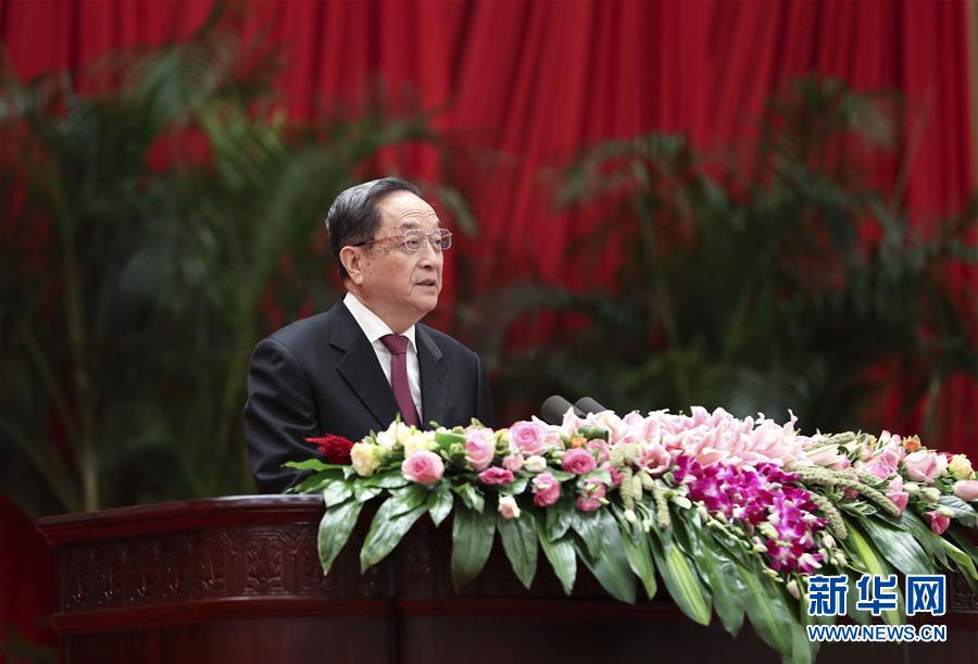 9月28日，全國政協(xié)辦公廳、中共中央統(tǒng)戰(zhàn)部、國務院僑辦、國務院港澳辦、國務院臺辦在北京人民大會堂聯(lián)合舉行國慶招待會。中共中央政治局常委、全國政協(xié)主席俞正聲與2800多名港澳臺僑各界代表歡聚一堂，慶祝中華人民共和國成立68周年。這是俞正聲在招待會上致辭。新華社記者 龐興雷 攝
