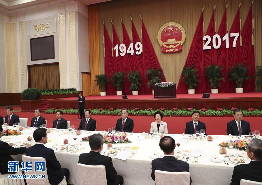 9月28日，全國政協(xié)辦公廳、中共中央統(tǒng)戰(zhàn)部、國務院僑辦、國務院港澳辦、國務院臺辦在北京人民大會堂聯(lián)合舉行國慶招待會。中共中央政治局常委、全國政協(xié)主席俞正聲與2800多名港澳臺僑各界代表歡聚一堂，慶祝中華人民共和國成立68周年。這是俞正聲在招待會上致辭。新華社記者 龐興雷 攝