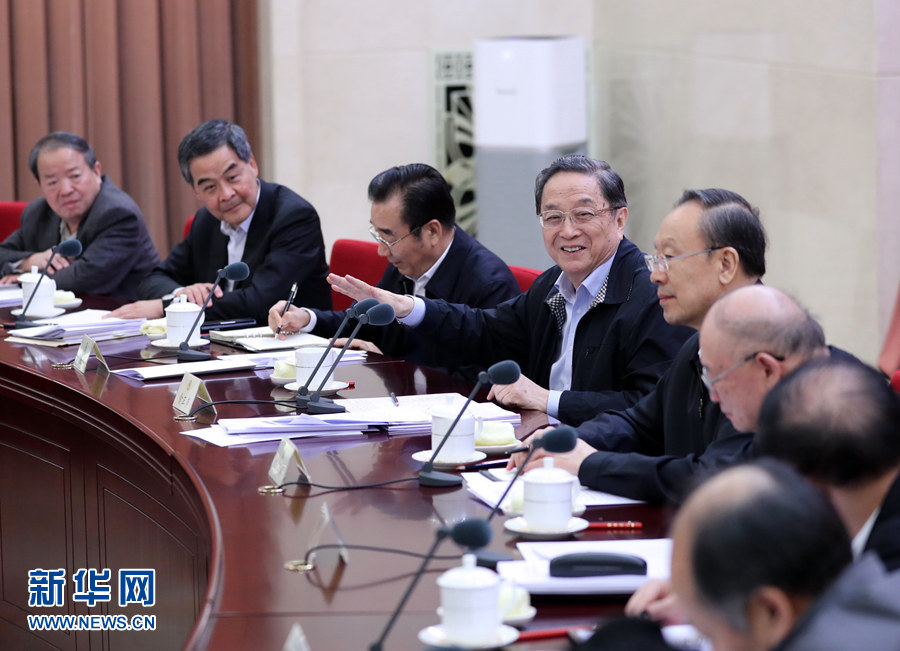 11月16日，全國(guó)政協(xié)在北京召開(kāi)第75次雙周協(xié)商座談會(huì)，圍繞“推進(jìn)糧食定價(jià)機(jī)制、補(bǔ)貼政策和收儲(chǔ)制度改革”建言獻(xiàn)策。全國(guó)政協(xié)主席俞正聲主持會(huì)議并講話。新華社記者 鞠鵬 攝
