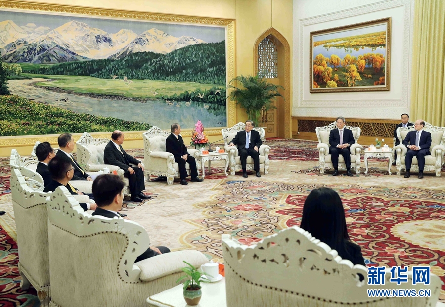 12月11日，全國(guó)政協(xié)主席俞正聲在北京人民大會(huì)堂會(huì)見新黨主席郁慕明率領(lǐng)的新黨大陸訪問(wèn)團(tuán)。 新華社記者 劉衛(wèi)兵 攝