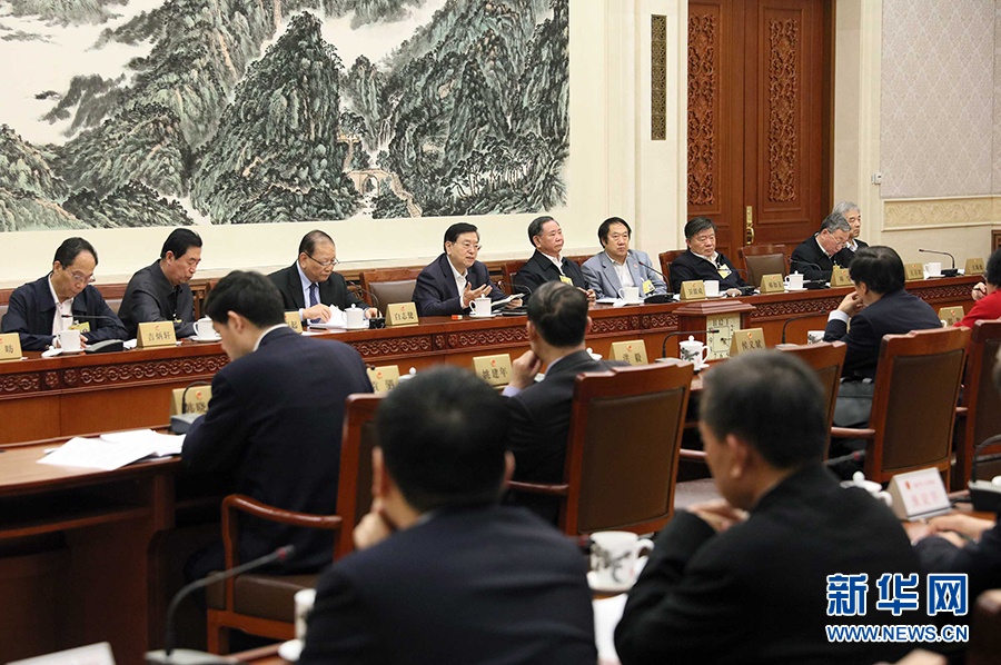 12月23日，十二屆全國(guó)人大常委會(huì)第三十一次會(huì)議舉行分組會(huì)議，審議監(jiān)察法草案二次審議稿等。張德江委員長(zhǎng)參加審議。 新華社記者劉衛(wèi)兵攝