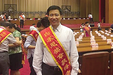 黃國(guó)寧被授予我國(guó)衛(wèi)生行業(yè)的最高榮譽(yù)&ldquo;白求恩獎(jiǎng)?wù)?rdquo;。