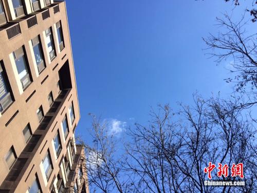 2017年12月7日，北京空氣質(zhì)量較好，圖為北京豐臺(tái)區(qū)某小區(qū)拍到的藍(lán)天。<a target='_blank'  >中新網(wǎng)</a> 邱宇 攝
