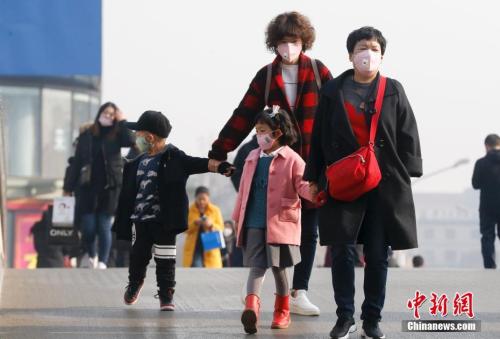 2016年12月19日，北京被霧霾籠罩，民眾戴防霧霾口罩出行。 <a target='_blank' >中新社</a>記者 杜洋 攝