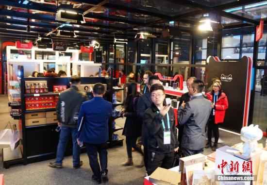 走進(jìn)&ldquo;互聯(lián)網(wǎng)之光&rdquo;博覽會，無人超市是本次展會最大的熱點(diǎn)，顧客可用二維碼進(jìn)入超市，實(shí)現(xiàn)全自動購物。